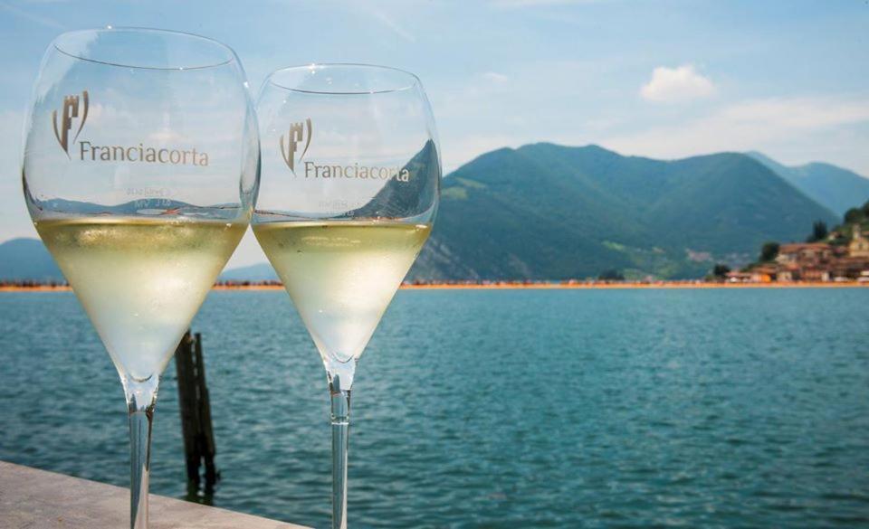 In Suite Lake 1 Iseo Bagian luar foto